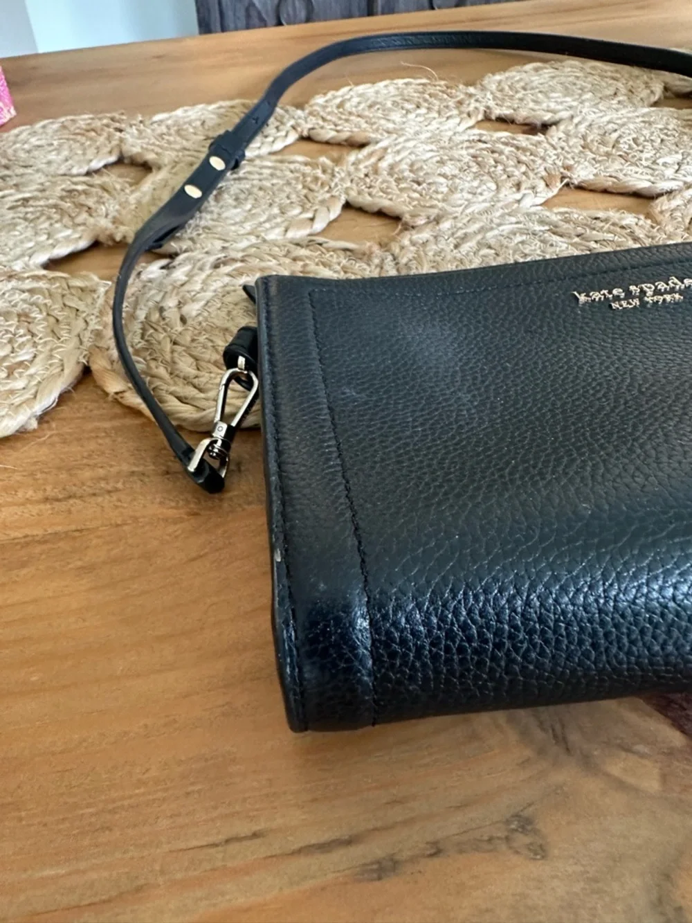 Kate Spade simple and classic black leather crossbody bag